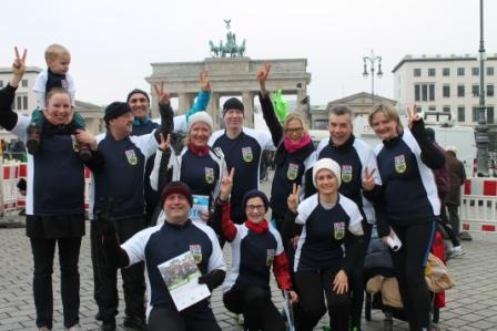 Unsere Läuferinnen und Läufer vor dem Brandenburger Tor 